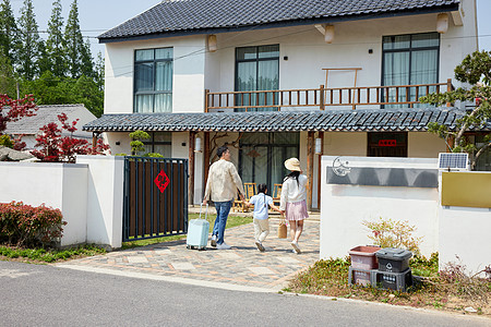 旅行的一家三口入住民宿图片