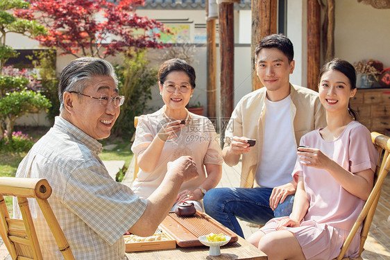 陪老人喝茶的年轻夫妻图片