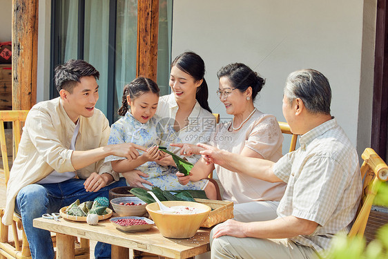 一家人聚在一起包粽子图片