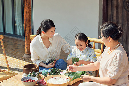 三个端午福袋祖孙三代在院子里包粽子背景