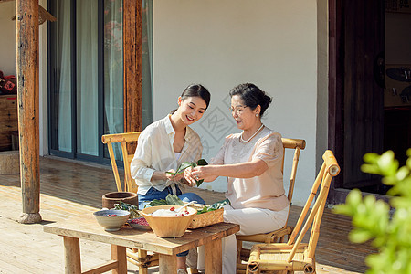 婆媳二人在院子里包粽子图片