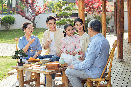 中秋节家庭团聚喝茶聊天图片