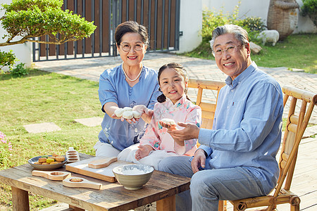 爷爷奶奶陪孙女制作月饼图片