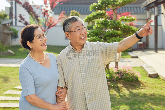 室外散步的老年人图片