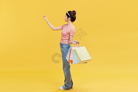 双十一狂欢购物节活力女性线上购物虚拟屏幕点击背景