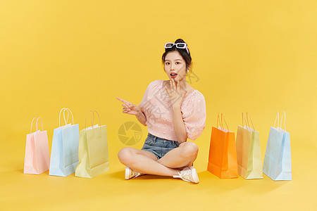 购物节消费的青年女性图片