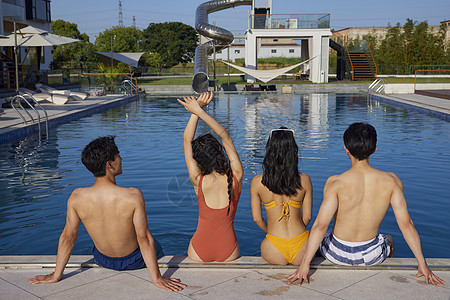 年轻人夏日泳池聚会背影背景图片