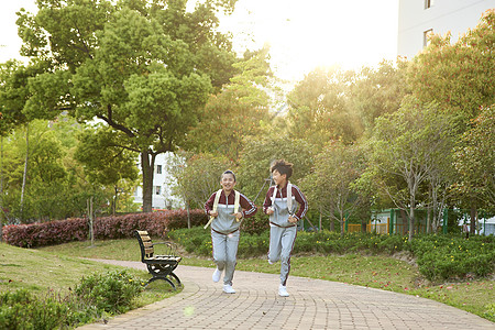 两个小女孩读书穿校服的小学生放学奔跑背景