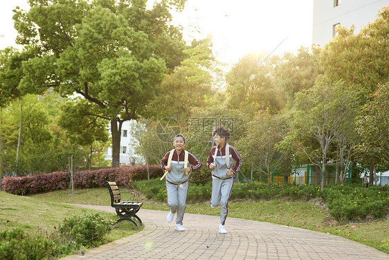 穿校服的小学生放学奔跑图片