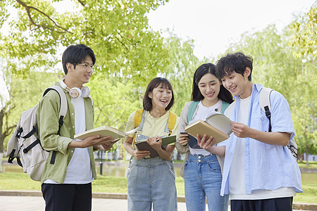 年轻大学生校园交流学习图片