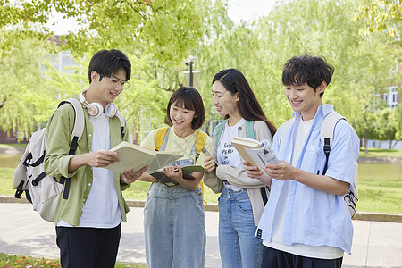 年轻大学生校园交流学习图片