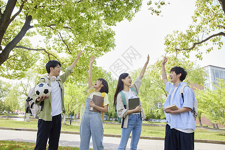 校园大学生击掌庆祝形象图片