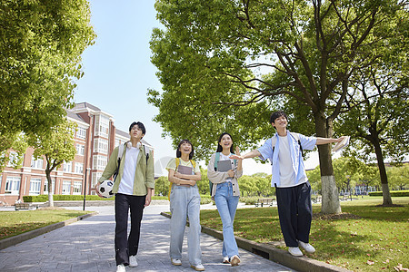 沐浴阳光的大学生们图片