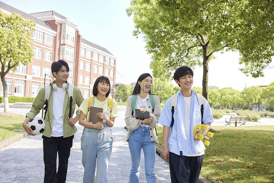 散步在校园里的青年大学生图片