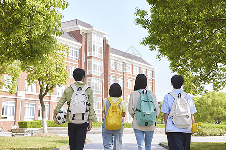 行走在校园里的大学生背影高清图片