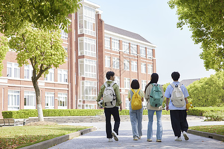 大学生走在校园里的背影高清图片