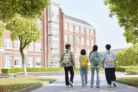 大学生走在校园里的背影图片