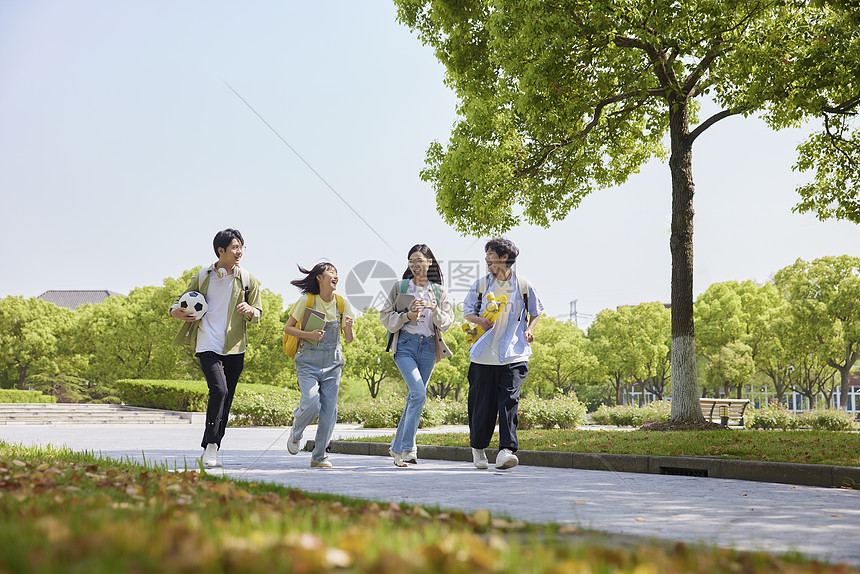 活力四射的青年大学生图片