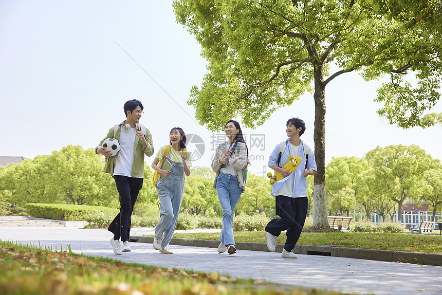 大学校园里学生奔跑形象图片
