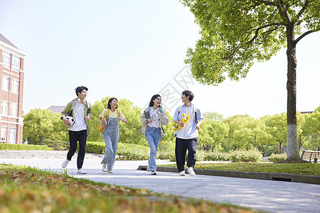 大学校园里学生奔跑形象图片