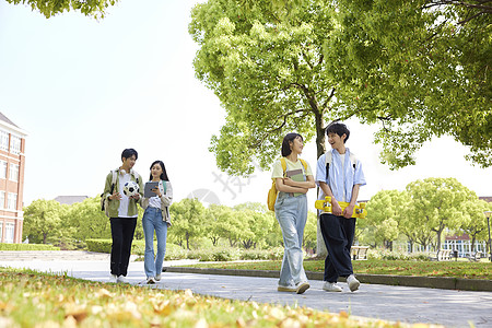 步行在校园里的青年大学生图片