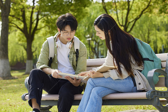 年轻大学生校园交流学习探讨图片