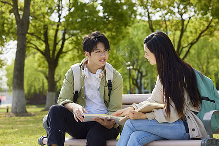 校园里年轻大学生图片