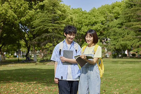 年轻大学生校园交流学习图片