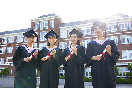 穿着学士服毕业的大学生图片