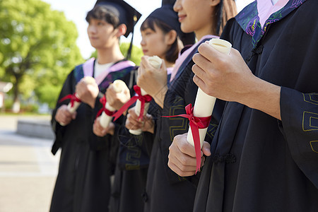 大学生手拿毕业证书特写图片