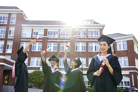 穿着学士服毕业的大学生图片