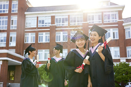 穿着学士服毕业的大学生图片