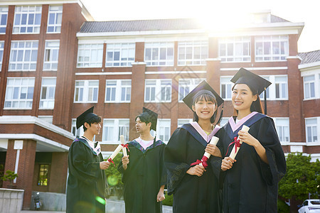 穿着学士服毕业的大学生图片