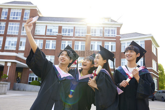 大学毕业生拿着手机自拍图片