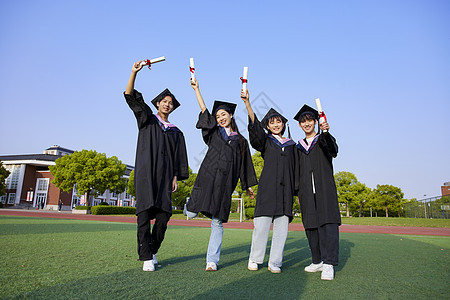 穿着学士服毕业的大学生图片