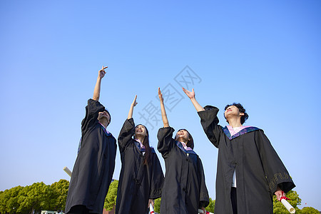 大学毕业生手臂伸向空中图片