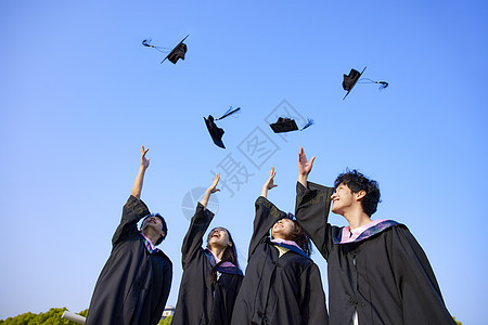 大学毕业生将学士帽仍向空中图片
