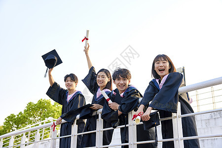 校园里毕业的大学生们图片