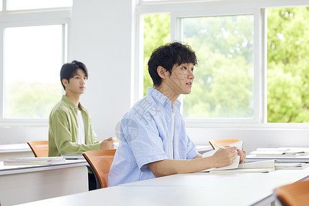 教室里的大学生认真听课图片