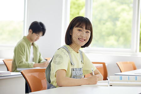 坐在教室里的女大学生形象图片