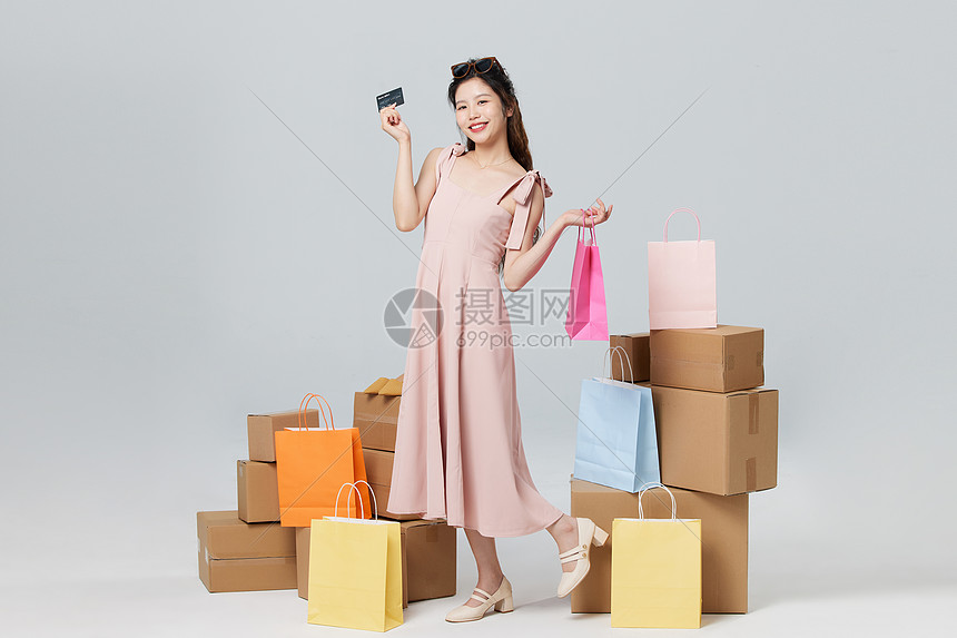 青年女性刷卡消费购物图片