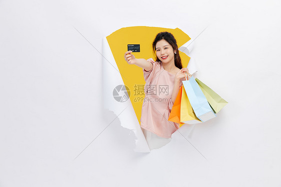 青年女性刷卡消费购物图片