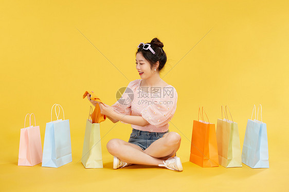 活力美女手拿购物战利品图片