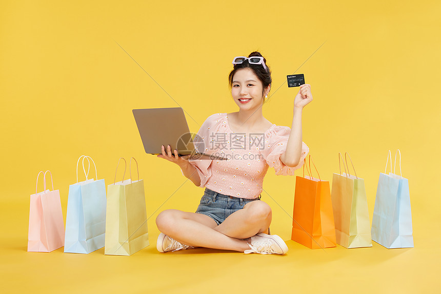 使用电脑网购刷卡的女子图片