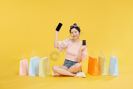 使用手机支付购物的青年女性图片