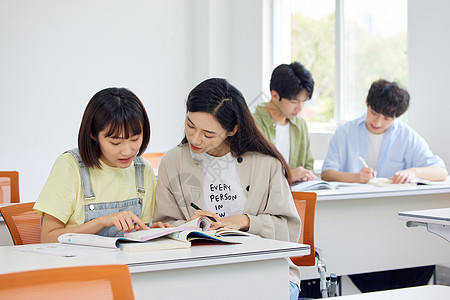 教室里的大学生们课间学习图片