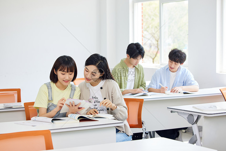 教室里的大学生分组讨论图片