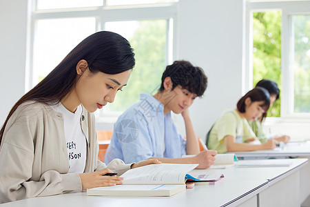 大学课堂教室里的学生们认真自习背景