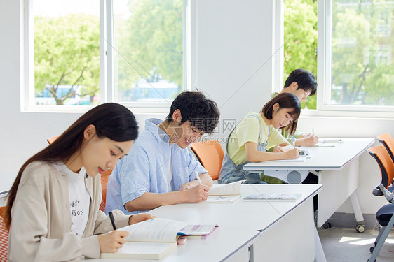 认真自习的大学生们图片