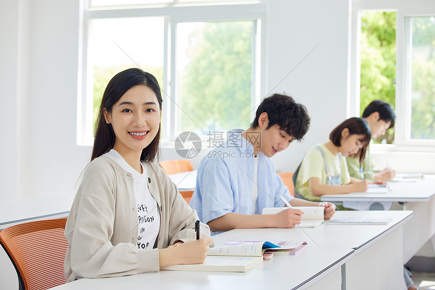 教室里自习的大学生们图片